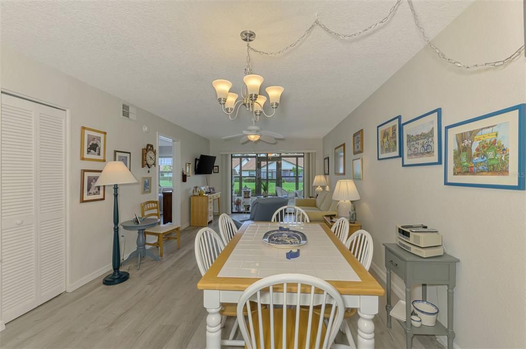 合同活跃: $179,000 (2 贝兹, 2 浴室, 900 平方英尺)