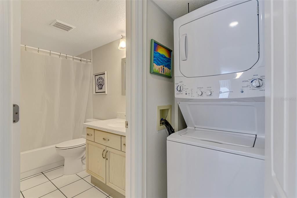 合同活跃: $179,000 (2 贝兹, 2 浴室, 900 平方英尺)