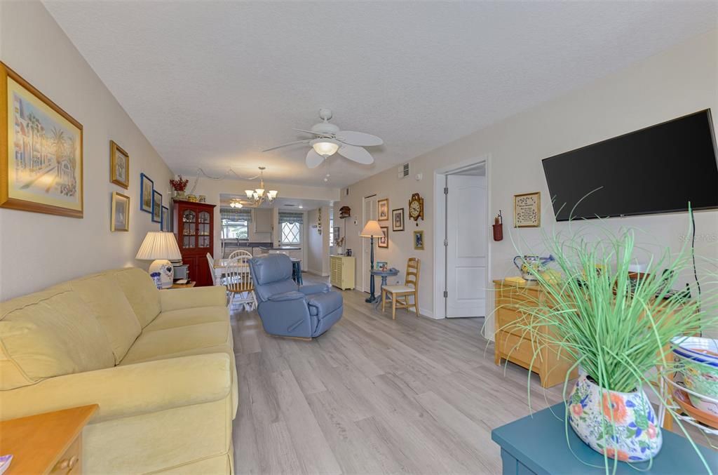 合同活跃: $179,000 (2 贝兹, 2 浴室, 900 平方英尺)