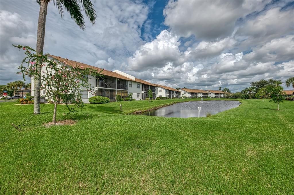 合同活跃: $179,000 (2 贝兹, 2 浴室, 900 平方英尺)