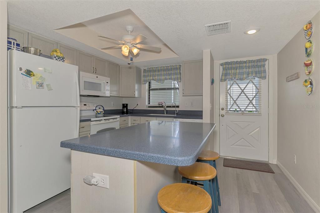 合同活跃: $179,000 (2 贝兹, 2 浴室, 900 平方英尺)