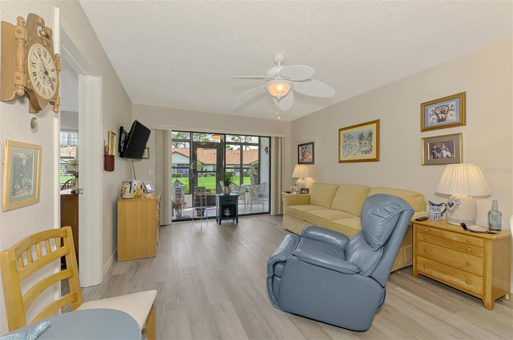 合同活跃: $179,000 (2 贝兹, 2 浴室, 900 平方英尺)