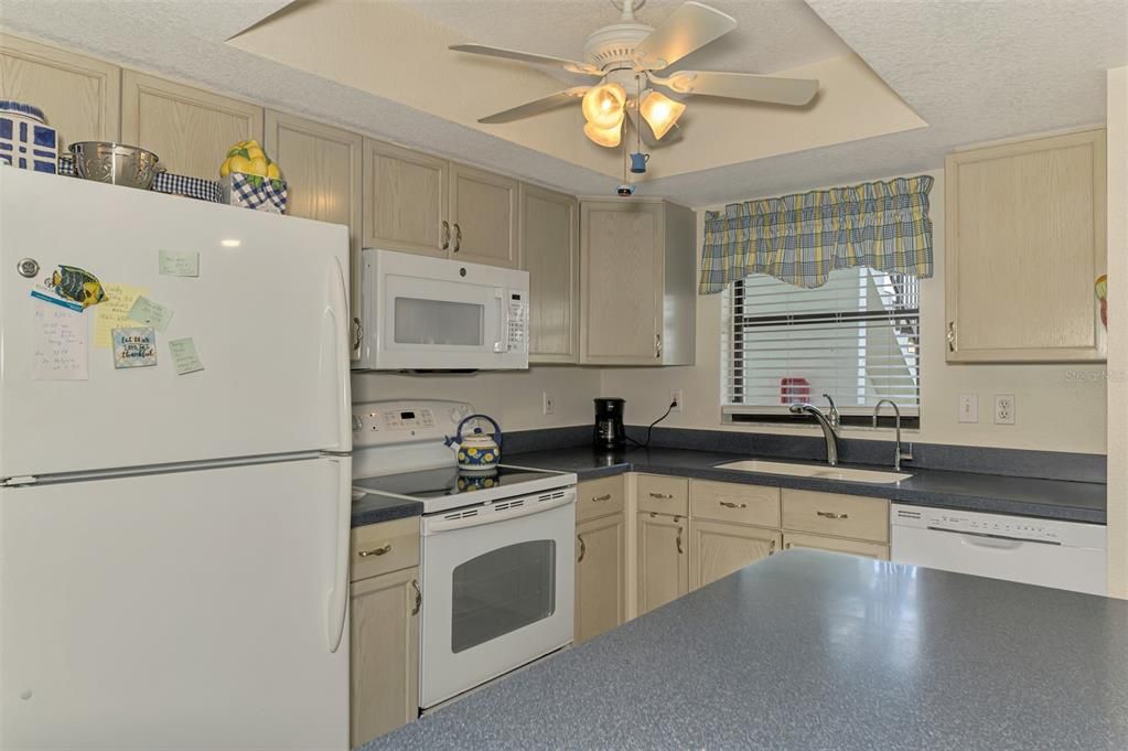 合同活跃: $179,000 (2 贝兹, 2 浴室, 900 平方英尺)