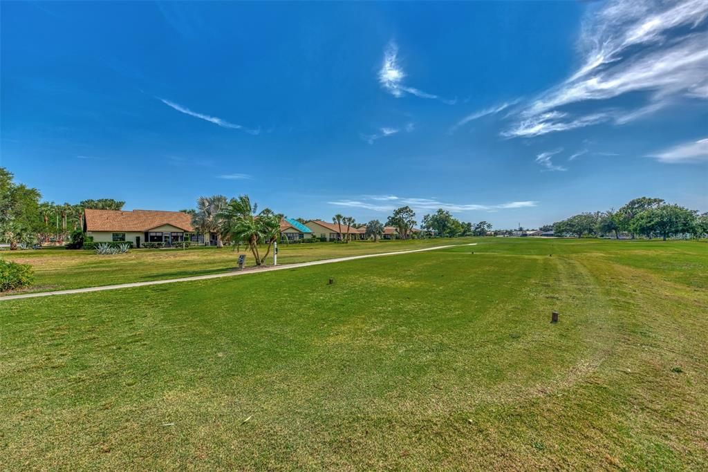 合同活跃: $179,000 (2 贝兹, 2 浴室, 900 平方英尺)