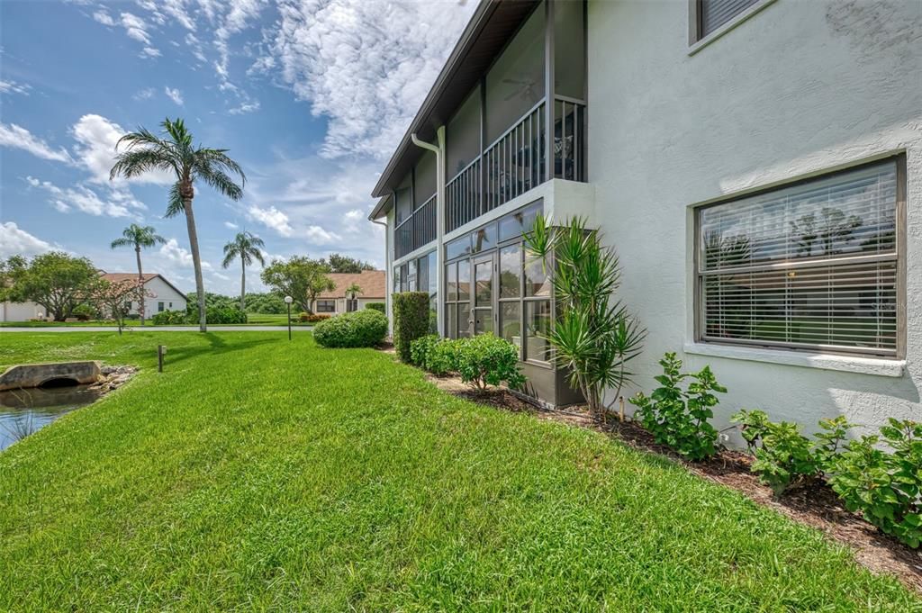 合同活跃: $179,000 (2 贝兹, 2 浴室, 900 平方英尺)