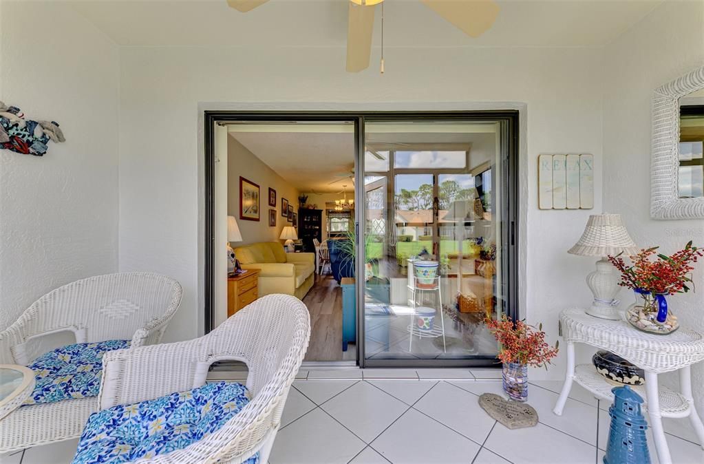 合同活跃: $179,000 (2 贝兹, 2 浴室, 900 平方英尺)