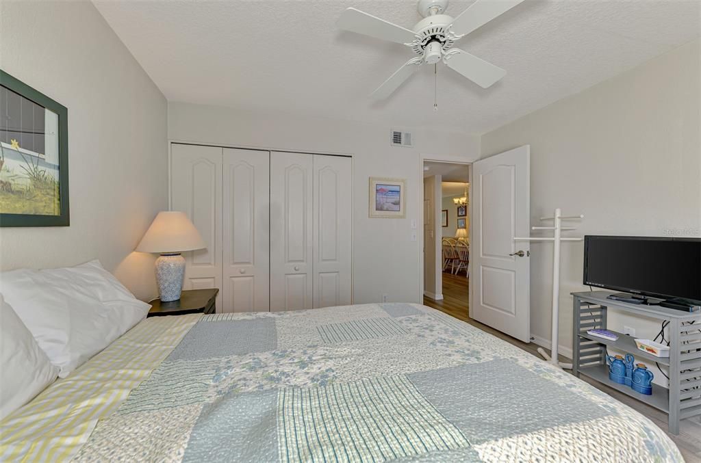 合同活跃: $179,000 (2 贝兹, 2 浴室, 900 平方英尺)