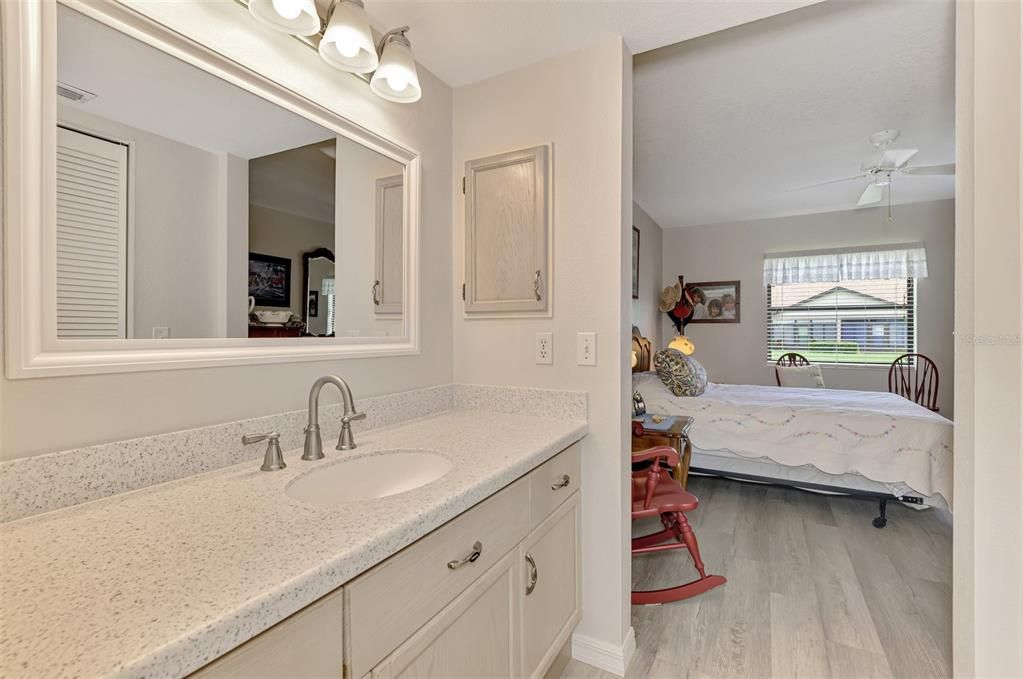 合同活跃: $179,000 (2 贝兹, 2 浴室, 900 平方英尺)