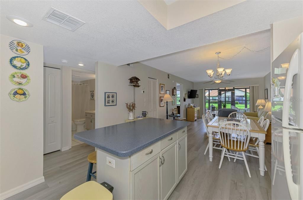 合同活跃: $179,000 (2 贝兹, 2 浴室, 900 平方英尺)