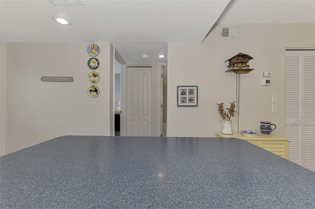 合同活跃: $179,000 (2 贝兹, 2 浴室, 900 平方英尺)