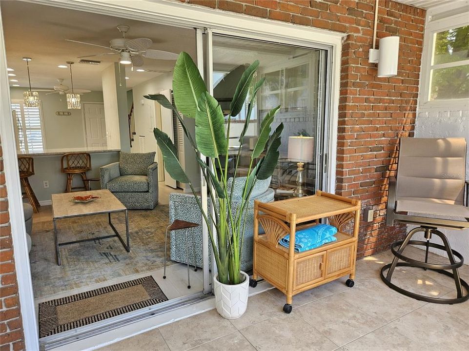 В аренду: $5,000 (2 спален, 1 ванн, 985 Квадратных фут)