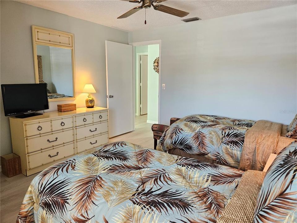 В аренду: $5,000 (2 спален, 1 ванн, 985 Квадратных фут)