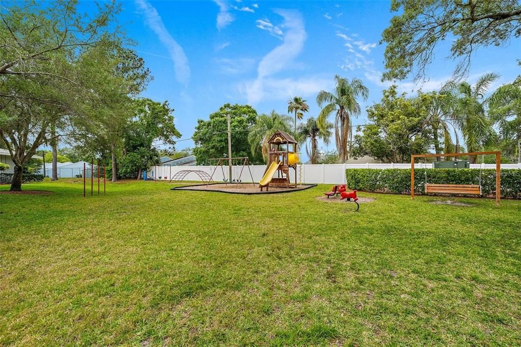 Под контрактом: $2,000 (3 спален, 2 ванн, 1230 Квадратных фут)