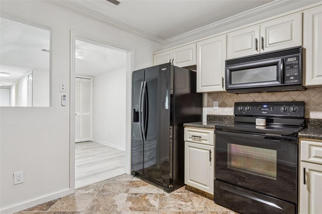 Под контрактом: $2,000 (3 спален, 2 ванн, 1230 Квадратных фут)