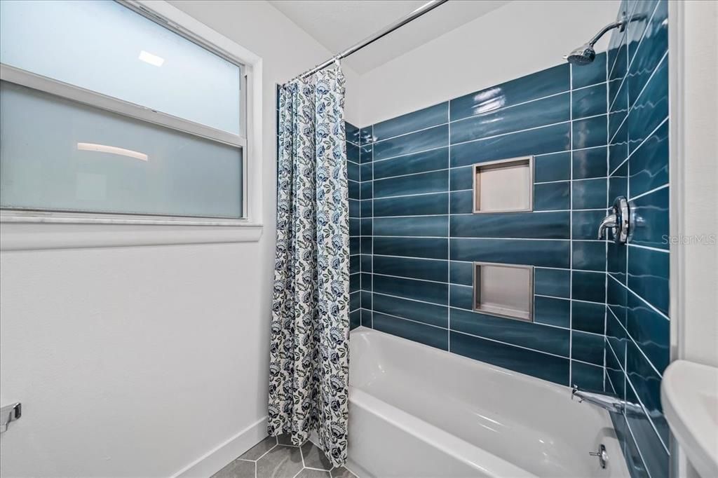 En Venta: $319,000 (4 camas, 2 baños, 1700 Pies cuadrados)