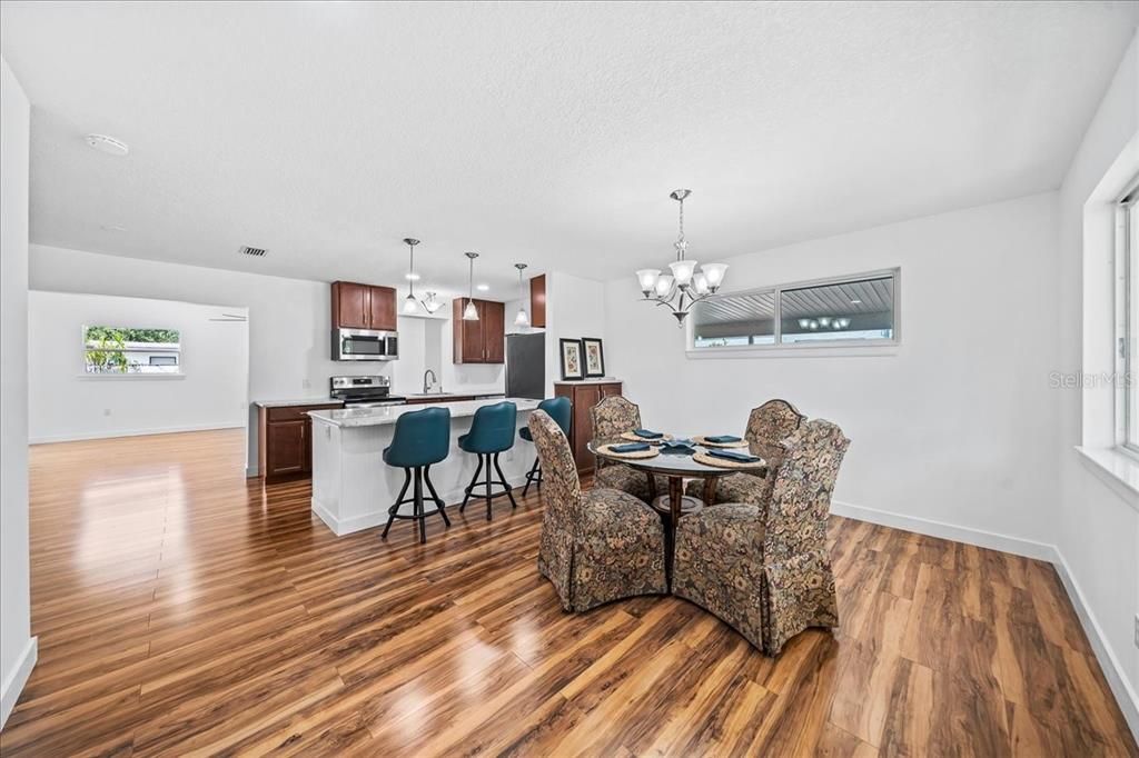 En Venta: $319,000 (4 camas, 2 baños, 1700 Pies cuadrados)