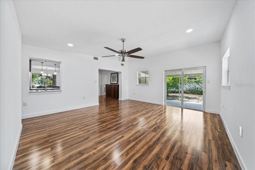 En Venta: $319,000 (4 camas, 2 baños, 1700 Pies cuadrados)