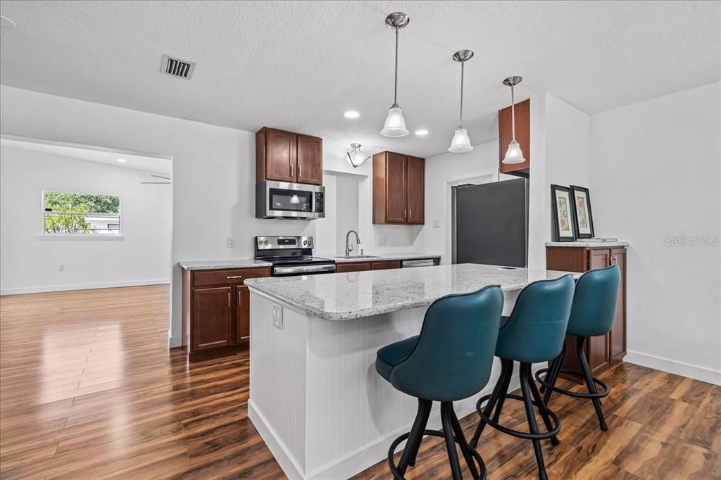 En Venta: $319,000 (4 camas, 2 baños, 1700 Pies cuadrados)