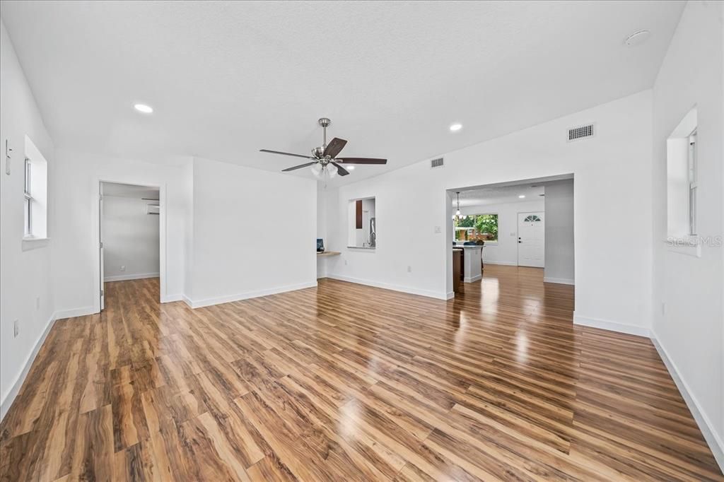 En Venta: $319,000 (4 camas, 2 baños, 1700 Pies cuadrados)