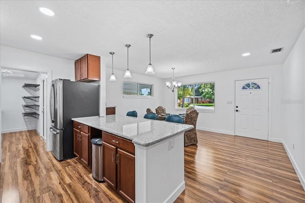 En Venta: $319,000 (4 camas, 2 baños, 1700 Pies cuadrados)