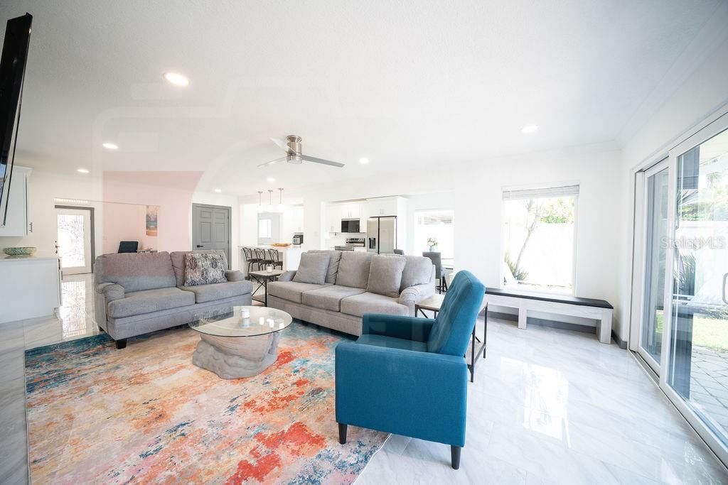 En Venta: $2,188,000 (3 camas, 3 baños, 2430 Pies cuadrados)