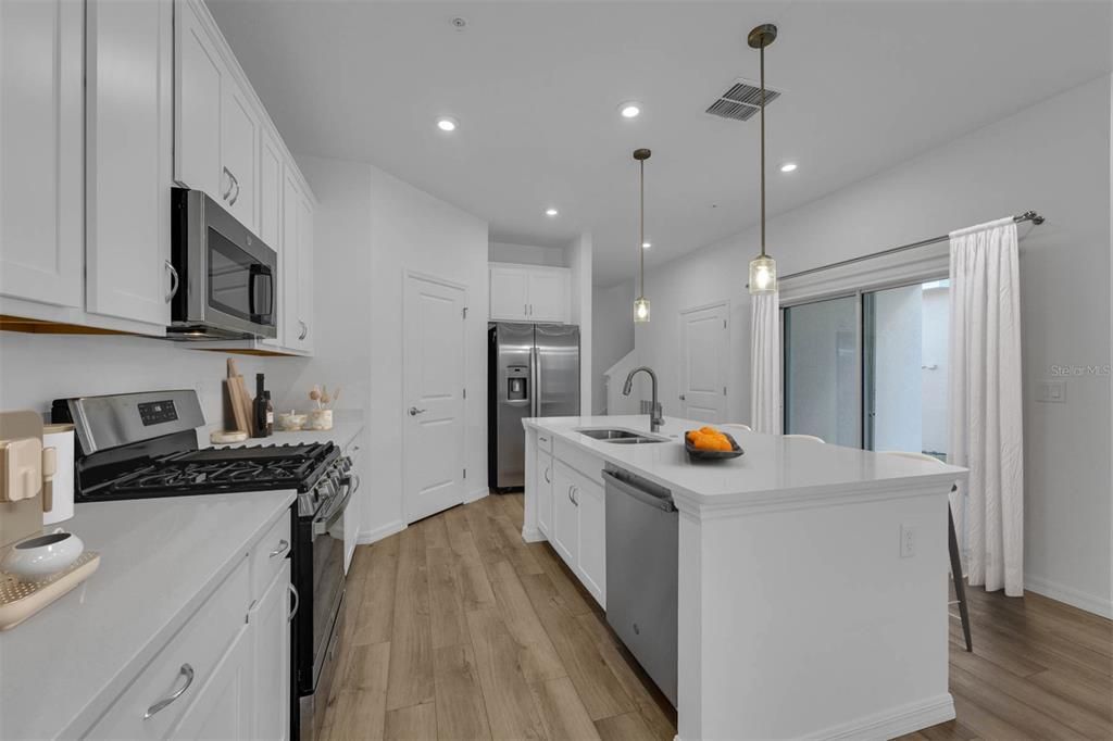 Active With Contract: $349,990 (3 beds, 2 baths, 1639 Square Feet)