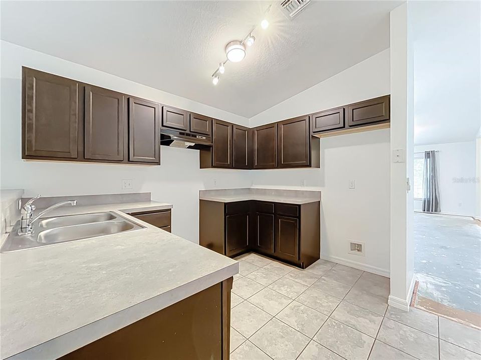 Active With Contract: $305,000 (3 beds, 2 baths, 1454 Square Feet)