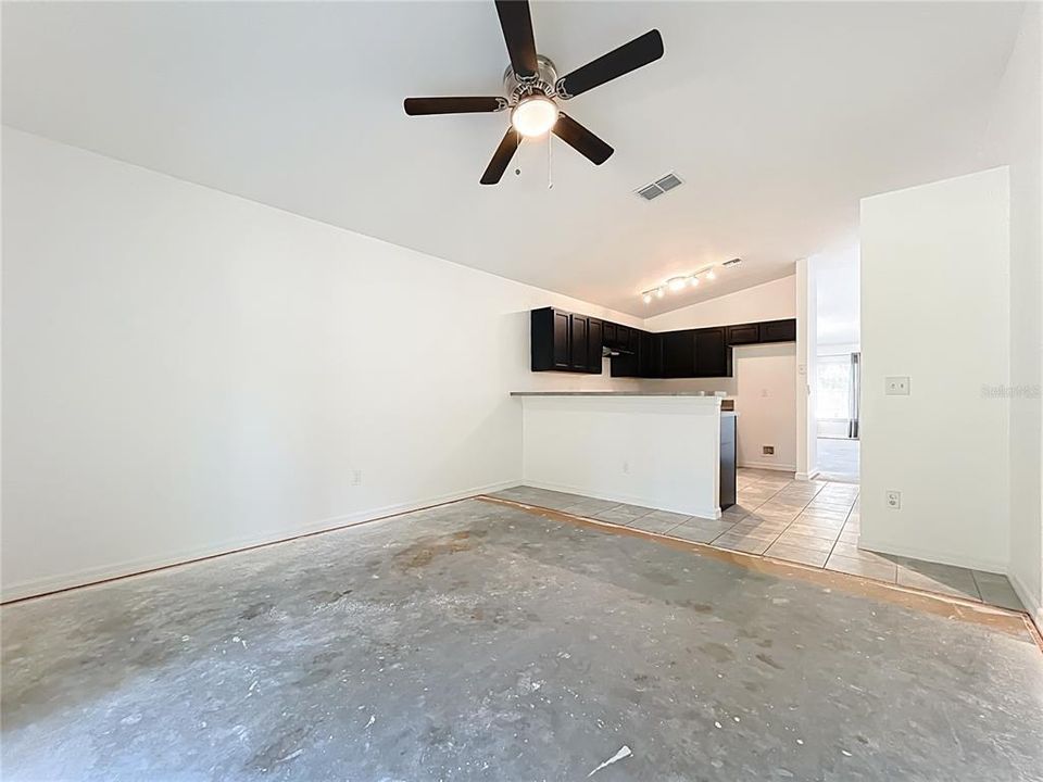 Active With Contract: $305,000 (3 beds, 2 baths, 1454 Square Feet)