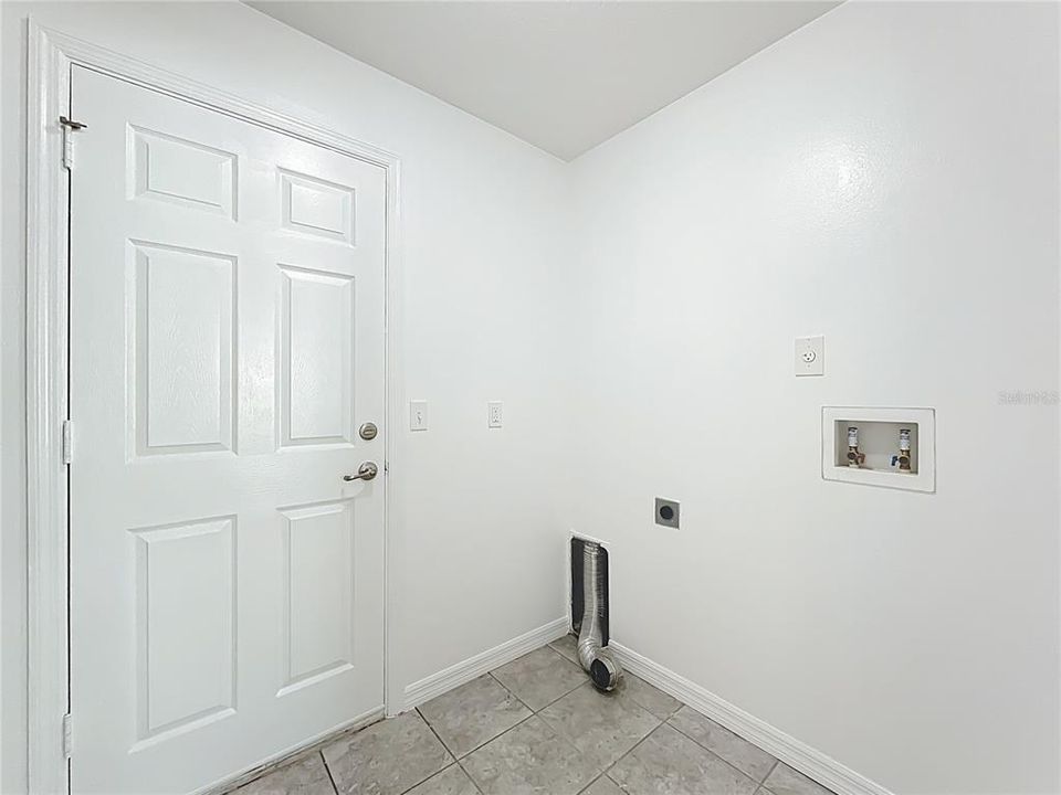 Active With Contract: $305,000 (3 beds, 2 baths, 1454 Square Feet)