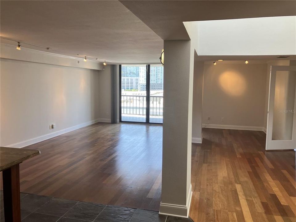 Active With Contract: $3,100 (2 beds, 2 baths, 1528 Square Feet)