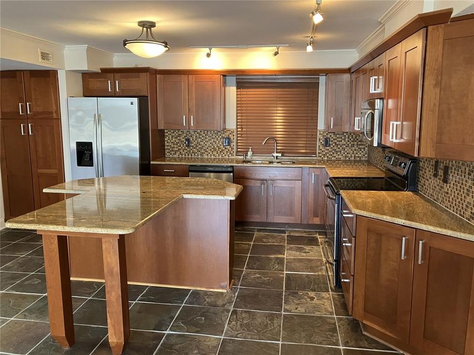 Active With Contract: $3,100 (2 beds, 2 baths, 1528 Square Feet)