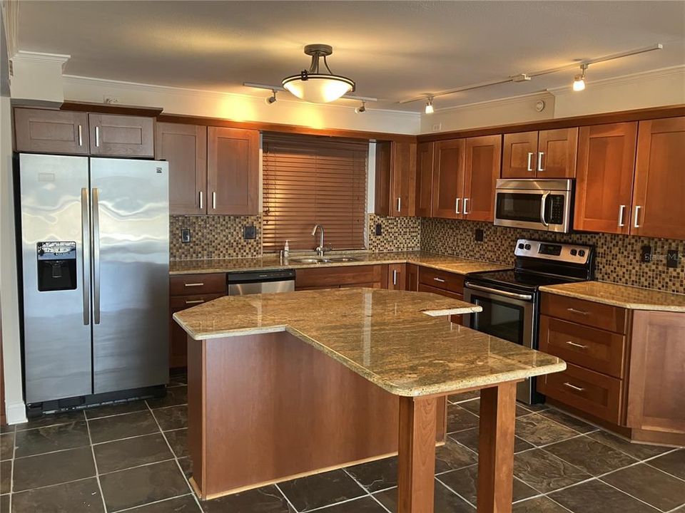 Active With Contract: $3,100 (2 beds, 2 baths, 1528 Square Feet)