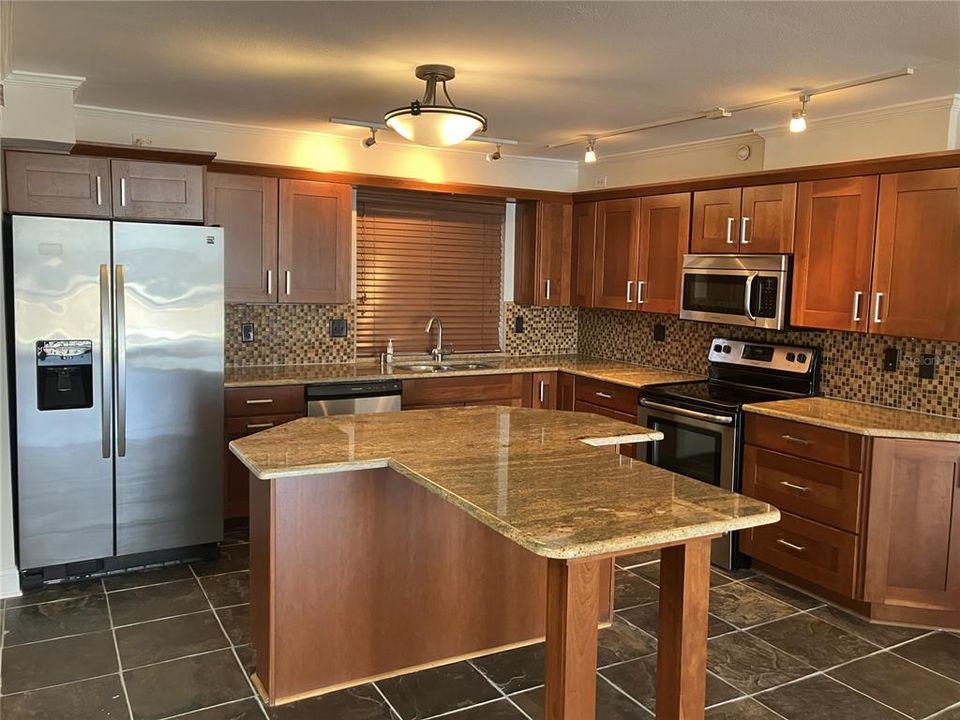 Active With Contract: $3,100 (2 beds, 2 baths, 1528 Square Feet)