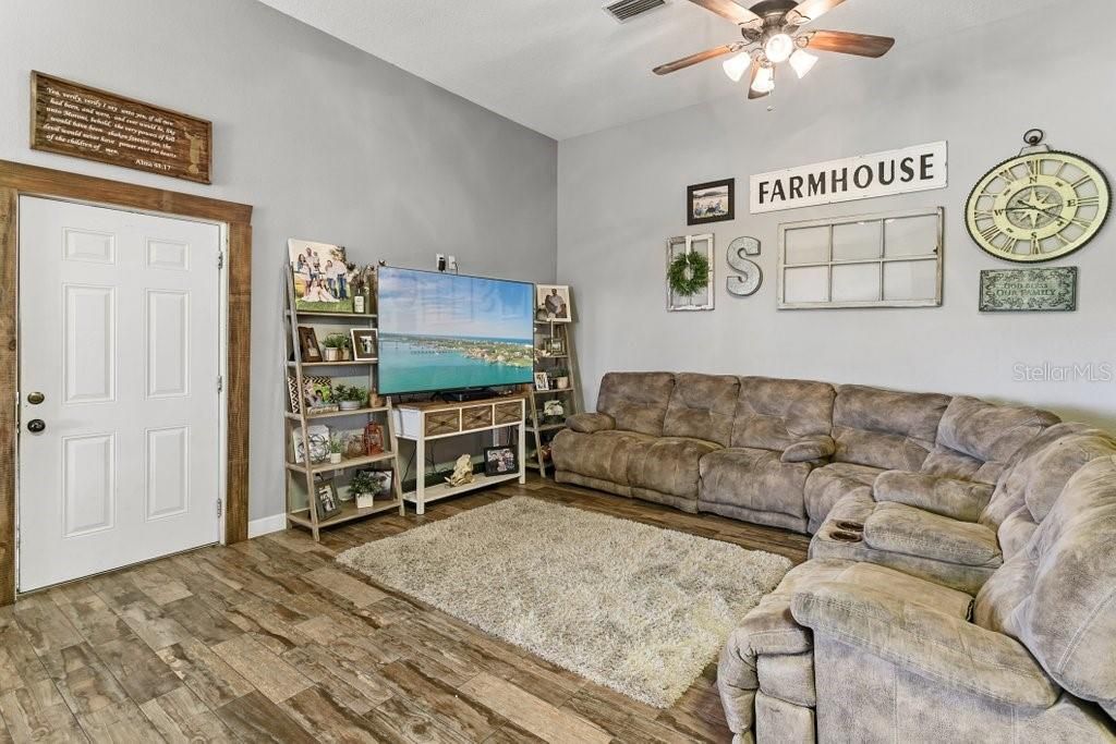 合同活跃: $525,000 (3 贝兹, 2 浴室, 2112 平方英尺)