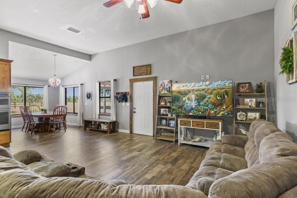 合同活跃: $525,000 (3 贝兹, 2 浴室, 2112 平方英尺)