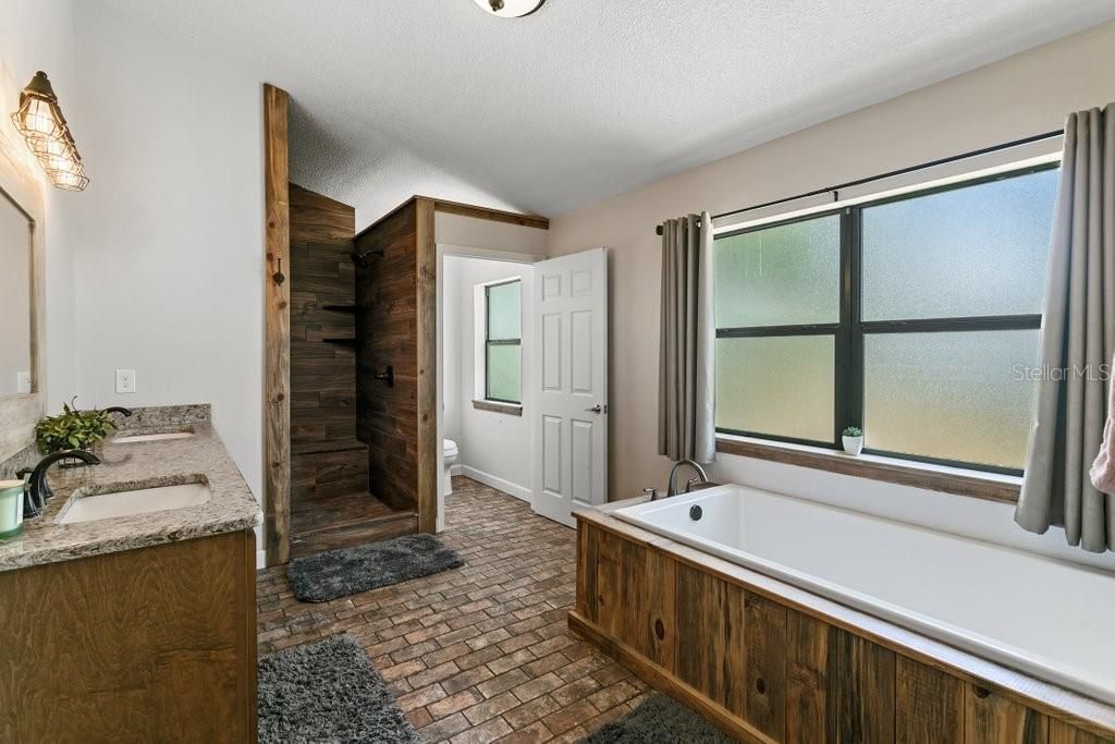 合同活跃: $525,000 (3 贝兹, 2 浴室, 2112 平方英尺)