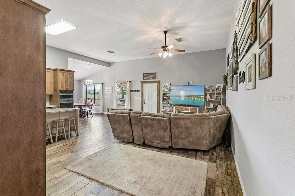 合同活跃: $525,000 (3 贝兹, 2 浴室, 2112 平方英尺)