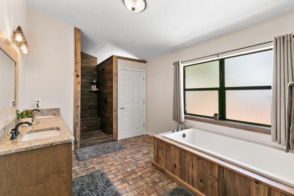 合同活跃: $525,000 (3 贝兹, 2 浴室, 2112 平方英尺)