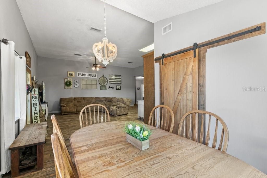 合同活跃: $525,000 (3 贝兹, 2 浴室, 2112 平方英尺)