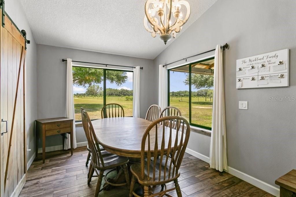 合同活跃: $525,000 (3 贝兹, 2 浴室, 2112 平方英尺)