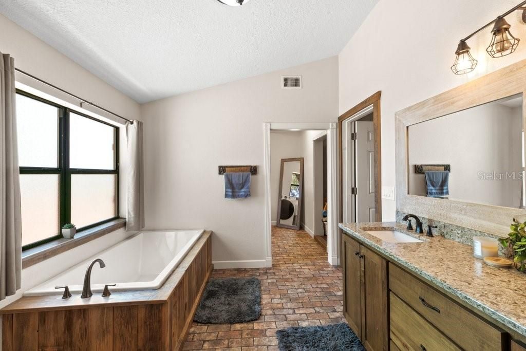 合同活跃: $525,000 (3 贝兹, 2 浴室, 2112 平方英尺)