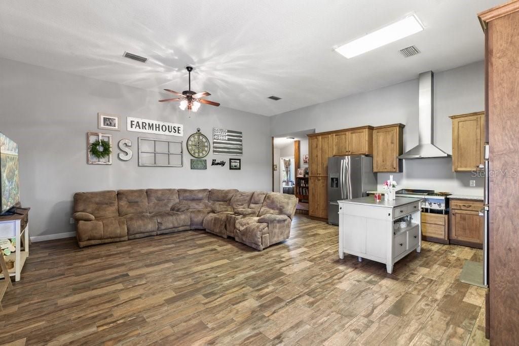 合同活跃: $525,000 (3 贝兹, 2 浴室, 2112 平方英尺)