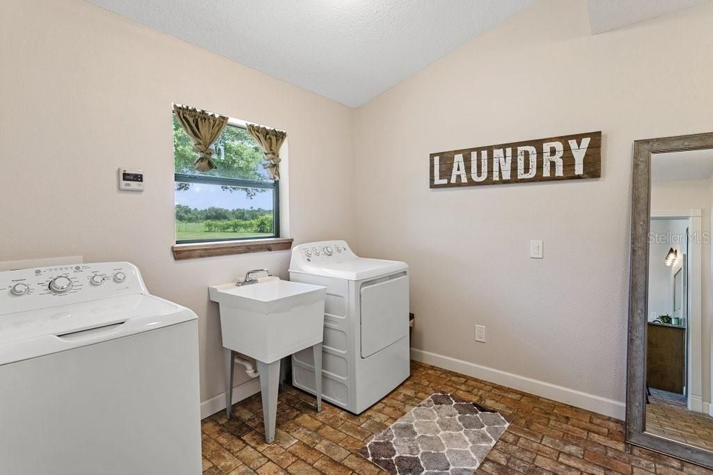 合同活跃: $525,000 (3 贝兹, 2 浴室, 2112 平方英尺)