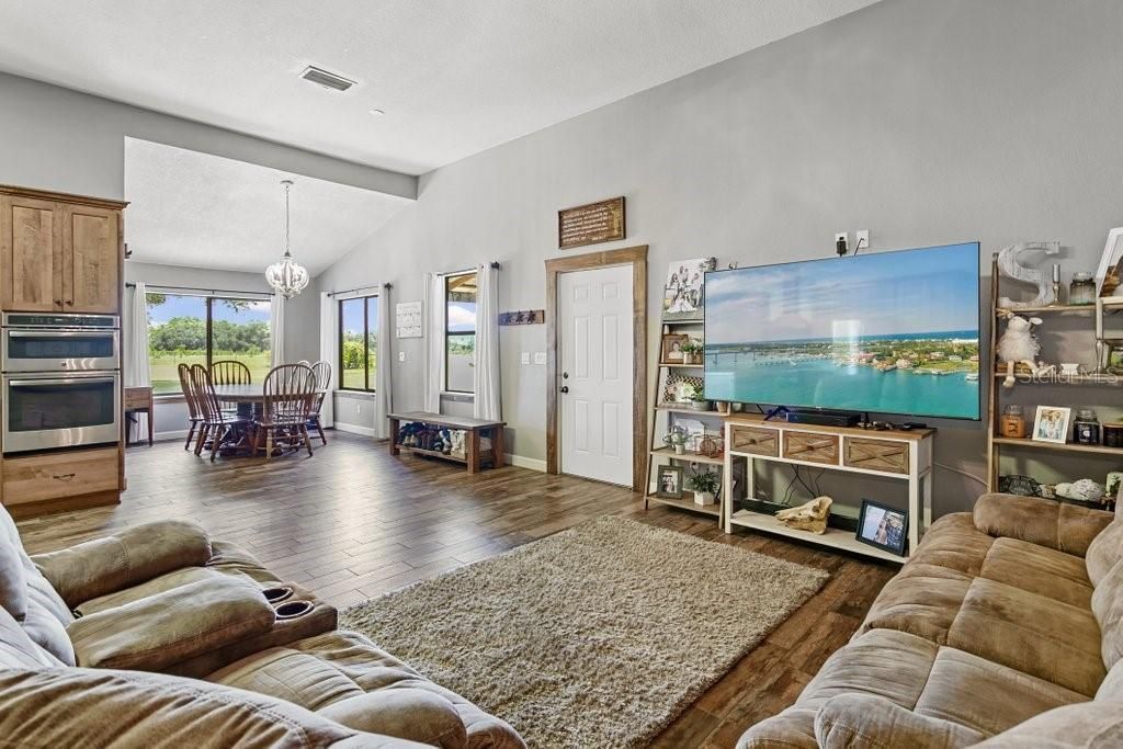 合同活跃: $525,000 (3 贝兹, 2 浴室, 2112 平方英尺)