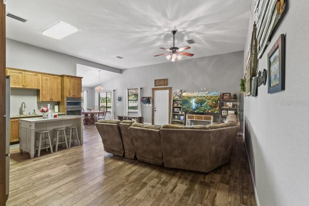 合同活跃: $525,000 (3 贝兹, 2 浴室, 2112 平方英尺)