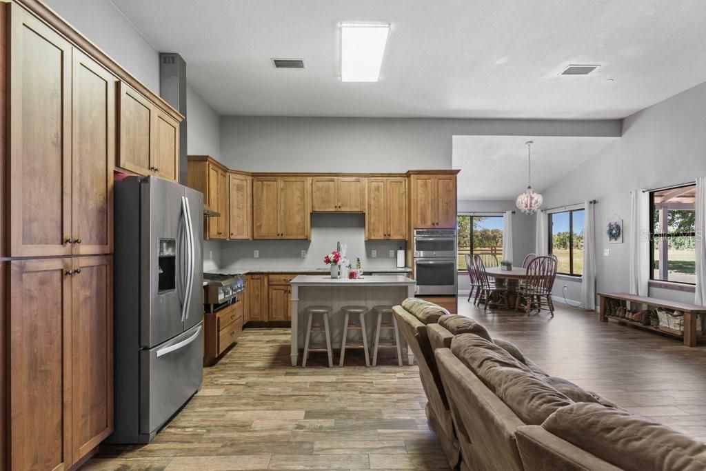 合同活跃: $525,000 (3 贝兹, 2 浴室, 2112 平方英尺)