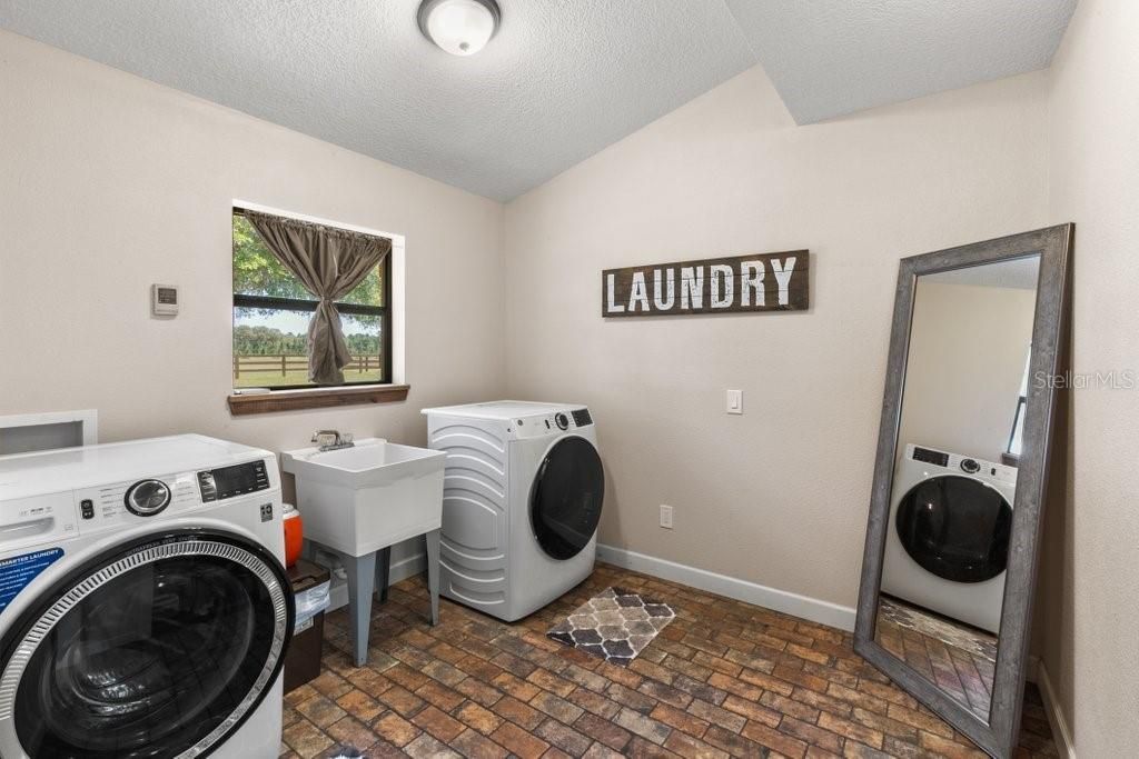 合同活跃: $525,000 (3 贝兹, 2 浴室, 2112 平方英尺)