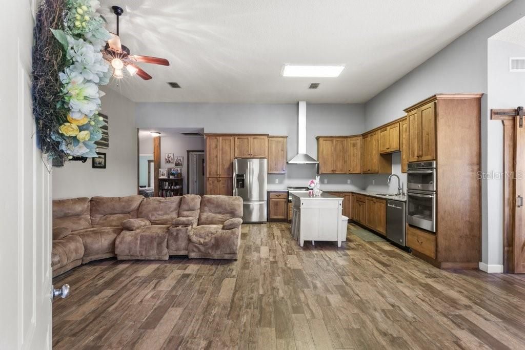 合同活跃: $525,000 (3 贝兹, 2 浴室, 2112 平方英尺)