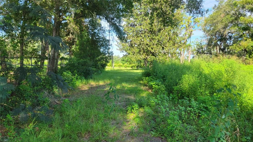 На продажу: $1,900,000 (4.44 acres)