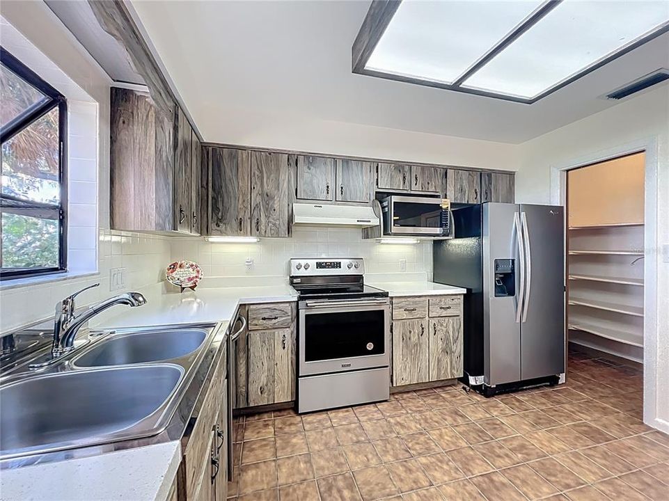 待售: $750,000 (4 贝兹, 3 浴室, 2470 平方英尺)